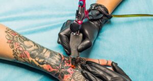 Personas con tatuajes