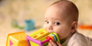 Por qué los niños pequeños muerden